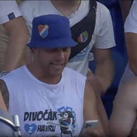V kotli si vyzkoušel i roli bubeníka a pro fanoušky nakoupil stovky piv.