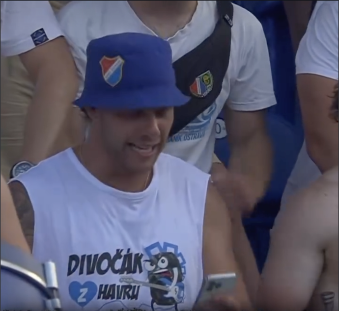 FOTO: V kotli si vyzkoušel i roli bubeníka a pro fanoušky nakoupil stovky piv.