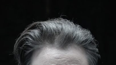 FOTO: Vojta Kotek se v novém videu objevuje s temnými slzami v obličeji.