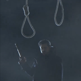Záběry z nového videa evokují temný historický thriller s oprátkami.
