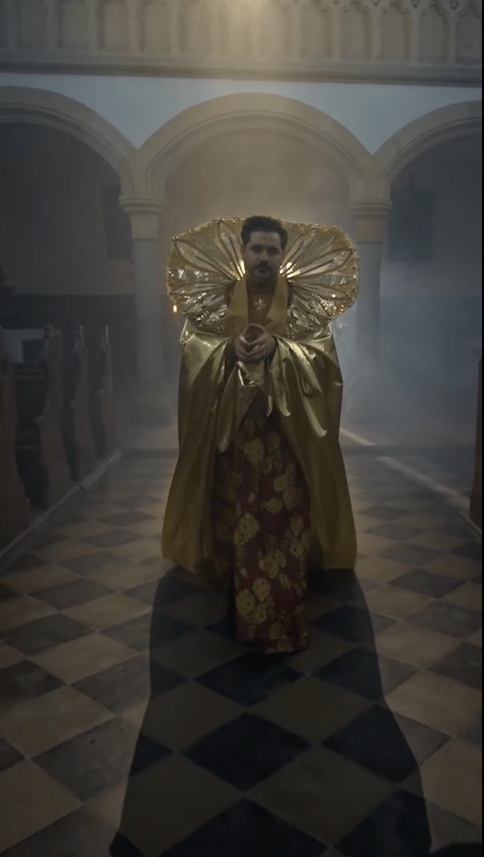 FOTO: Extravagantní zlaté roucho s vysokým límcem vyráží dech. – stránka 7
