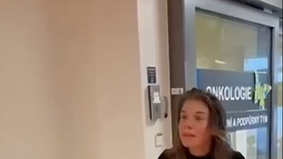 FOTO: Žena odmítala nemocnici opustit a pokračovala ve slovních útocích.