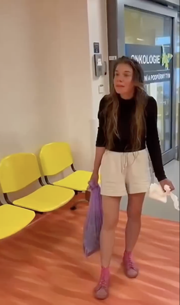 FOTO: Žena odmítala nemocnici opustit a pokračovala ve slovních útocích. – stránka 1