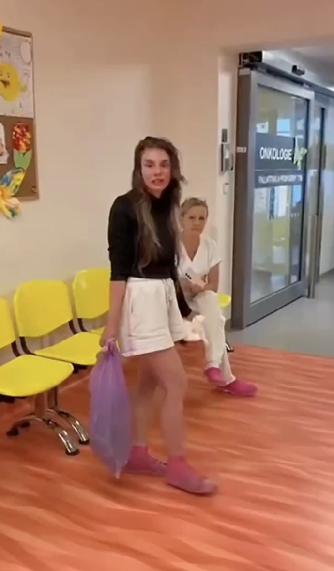 FOTO: Zaměstnancům nemocnice během konfliktu vulgárně nadávala. – stránka 4