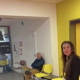 Žena podle nemocnice obtěžuje personál i pacienty dlouhodobě.