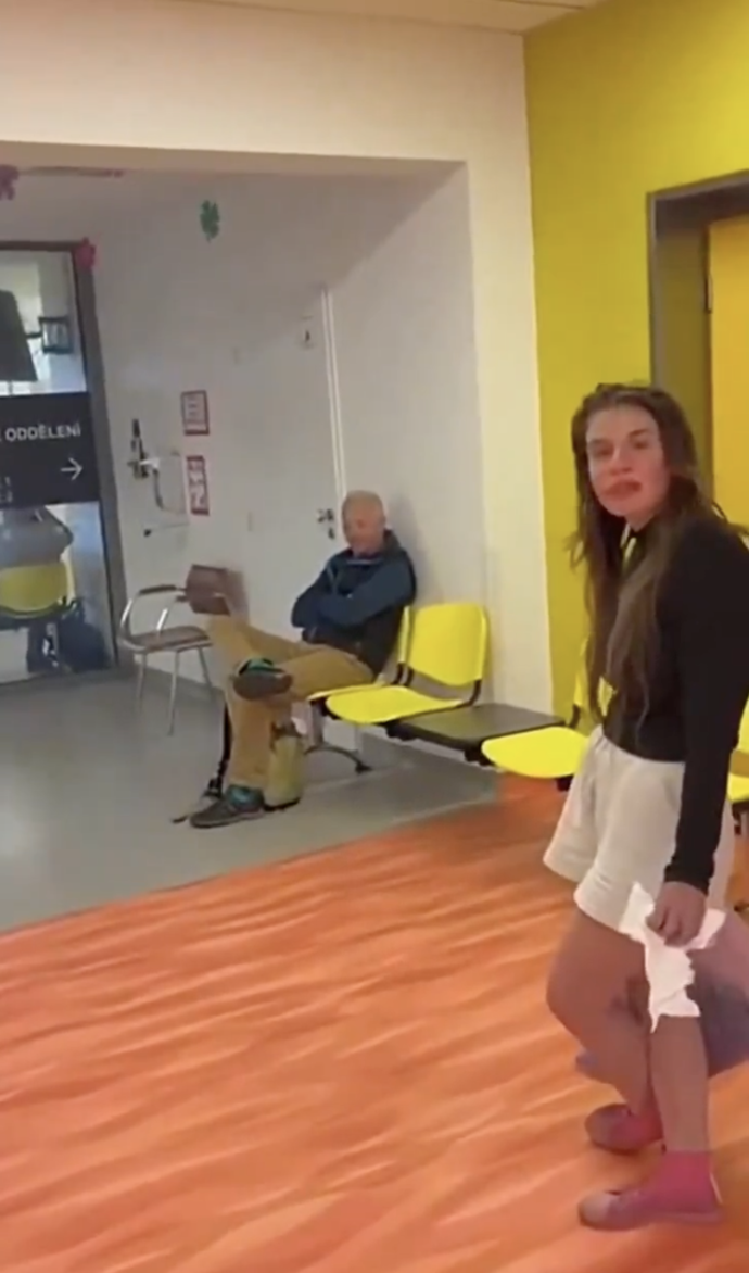 FOTO: Žena podle nemocnice obtěžuje personál i pacienty dlouhodobě. – stránka 5