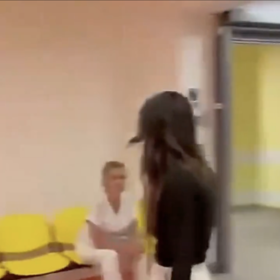 Personál nemocnice se snaží ženu přimět k odchodu.