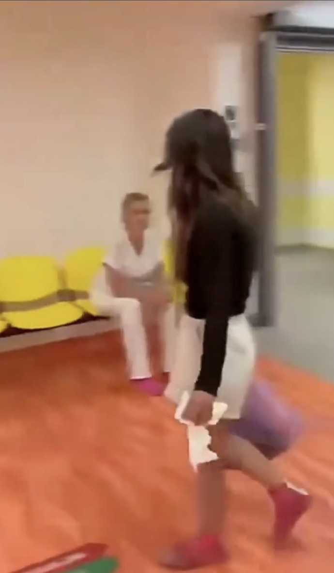 FOTO: Personál nemocnice se snaží ženu přimět k odchodu. – stránka 8