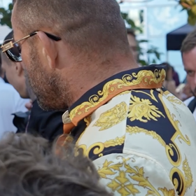 Na zamčené obrazovce měl Vémola stále společnou fotografii celé rodiny.