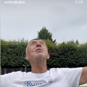 Andrej Babiš sdílel video, na kterém se raduje z deště a děkuje Jezulátku.