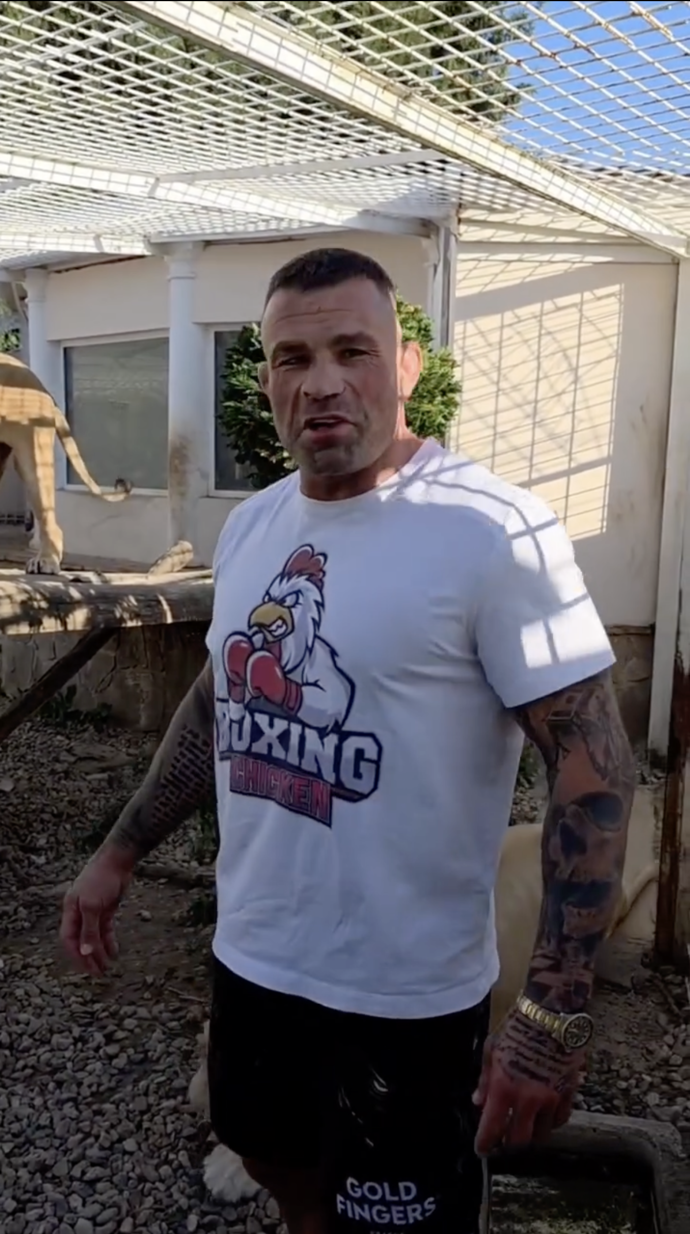 FOTO: Karlos Vémola natočil netradiční reklamní video přímo ve výběhu svých lvů. – stránka 36