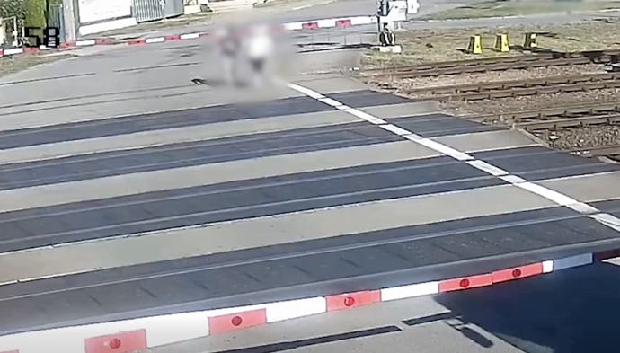 FOTO: Dva muži se vydali přes železniční přejezd, i když byly dole závory a blikala červená světla. – stránka 9