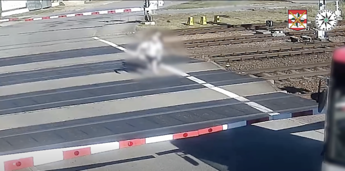 FOTO: Dva muži přebíhali koleje ve chvíli kdy už se na ně řítil vlak. – stránka 8