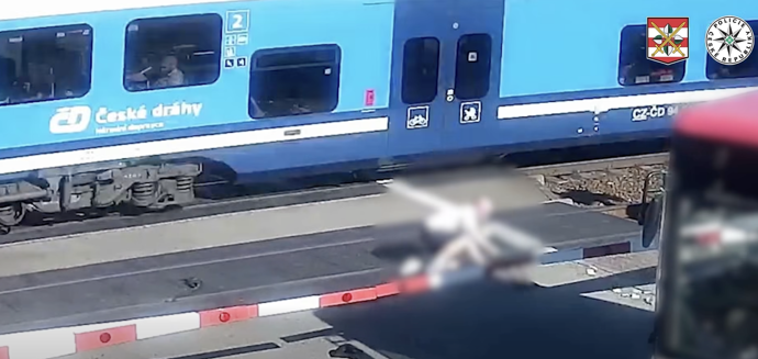 FOTO: Jeden z mužů na místě zemřel, když ho srazil rychlík, druhý utrpěl zranění. – stránka 7