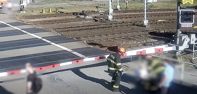 FOTO: Hasiči ihned běželi k přeživšímu. – stránka 3
