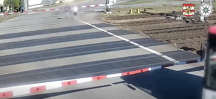FOTO: Dva muži se rozhodli přeběhnout železniční koleje ve chvíli kdy se řítil vlak. – stránka 2