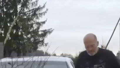 FOTO: U auta se válel vyjetý olej.