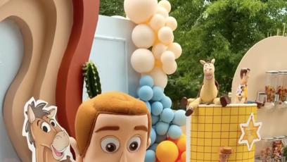 FOTO: Na oslavě nechyběly obří postavičky z filmu Toy Story.