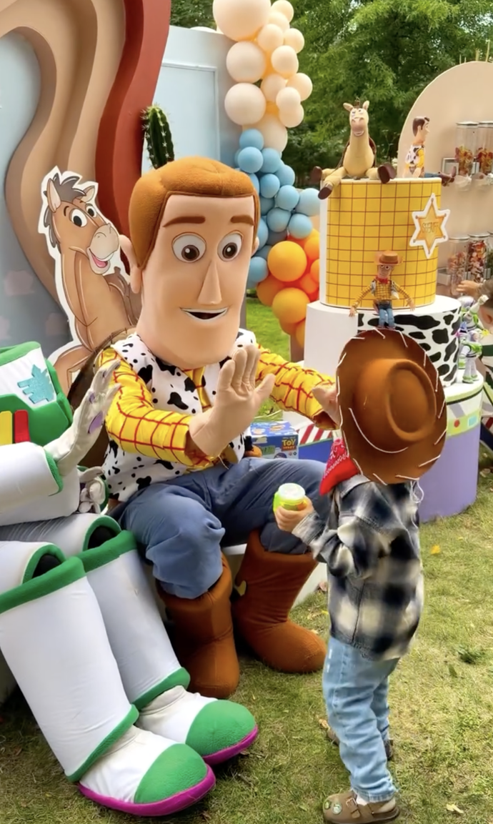 FOTO: Na oslavě nechyběly obří postavičky z filmu Toy Story. – stránka 25