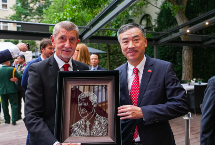 FOTO: Andrej Babiš na 81. výročí vietnamské státnosti. – stránka 14