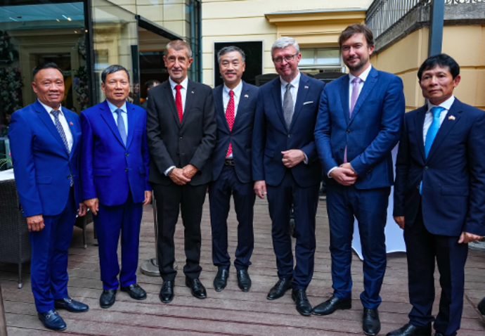 FOTO: Andrej Babiš pochválil skvělou atmosféru. – stránka 13