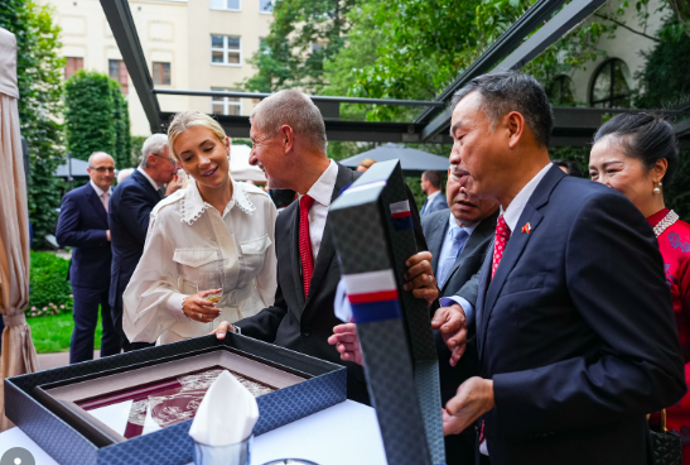 FOTO: Andrej Babiš i Vivien Babišová si akci moc užili. – stránka 10