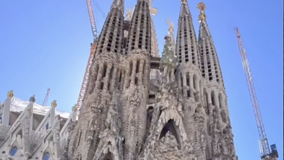 FOTO: Laďka Něrgešová u hlavní památky v Barceloně.