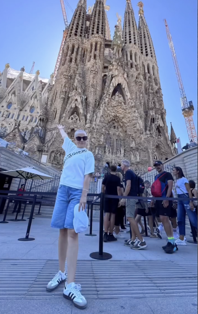 FOTO: Laďka Něrgešová u hlavní památky v Barceloně. – stránka 5