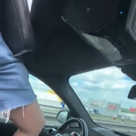 Podnikatel si stoupl a vykoukl ze střešního okna.
