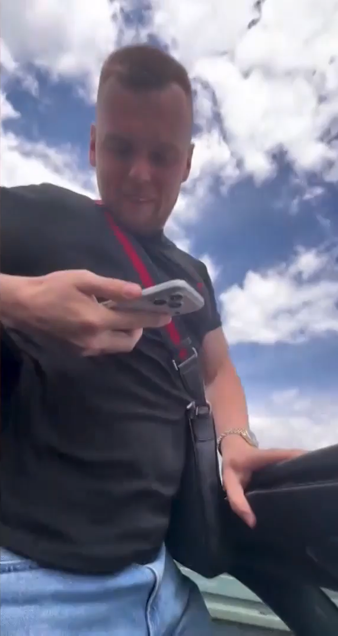 FOTO: Podnikatel natáčel video během řízení. – stránka 2