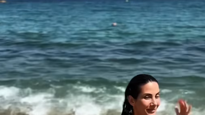 FOTO: Eva Decastelo na pláži u moře.