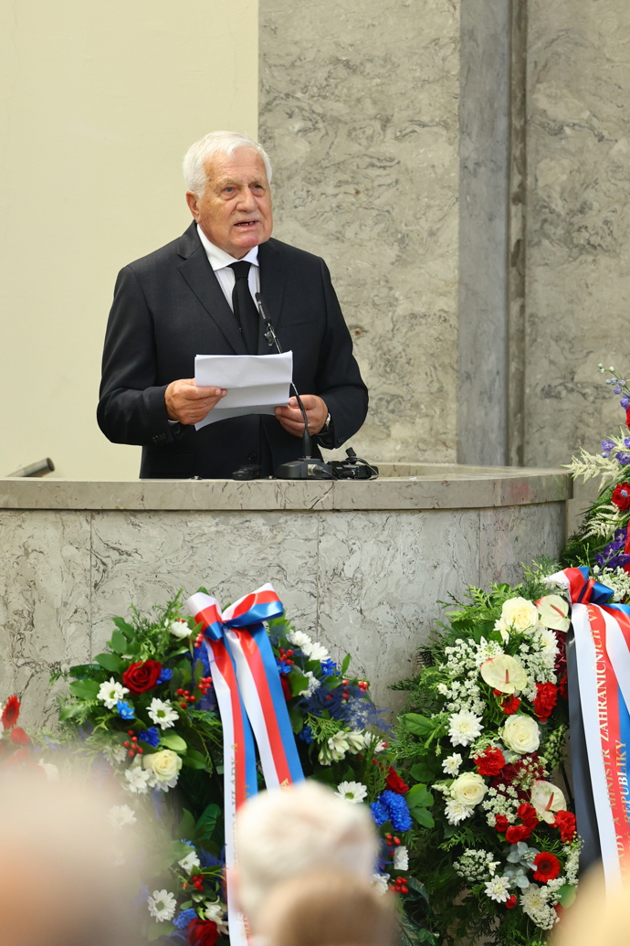 FOTO: Václav Klaus pronesl smuteční řeč. – stránka 85