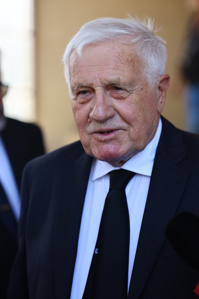 FOTO: Václav Klaus na pohřbu Milana Knížáka. – stránka 82