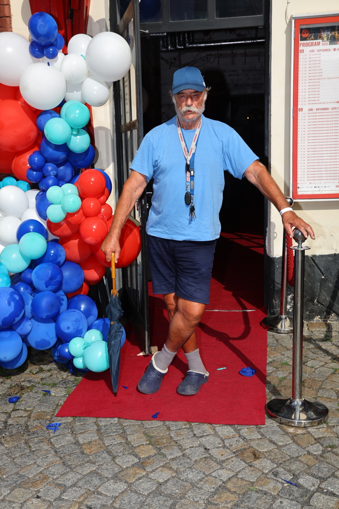 FOTO: Ani zdravotní komplikace však Pavlu Novému nezabránily dorazit mezi kolegy. – stránka 1