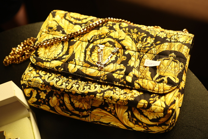 FOTO: Kabelka Versace za 5000,-. – stránka 88