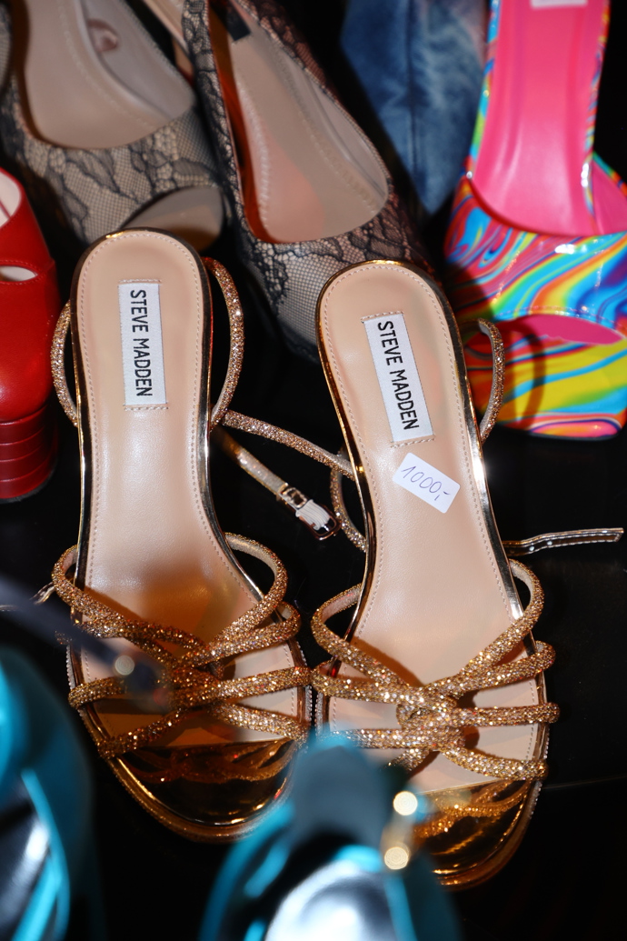 FOTO: Steve Madden boty ve zlatém provedení, které Lela prodávala za 1000,-. – stránka 78