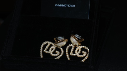 FOTO: Na výběr byly i šperky – například náušnice Dolce & Gabbana.