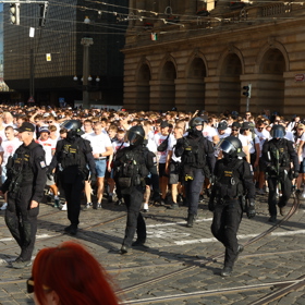 Davy hlídala policie. 