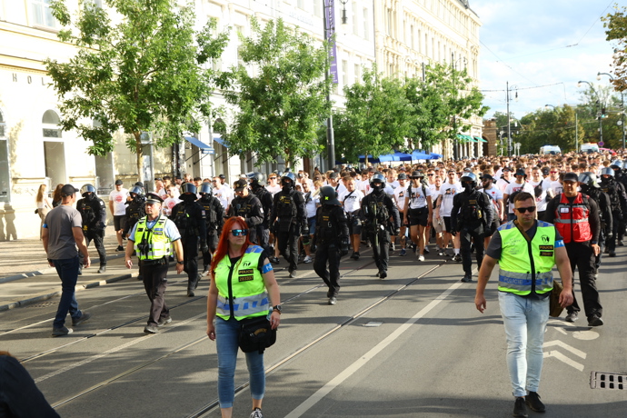 FOTO: Pochod pokračoval přes Smetanovo nábřeží. – stránka 25