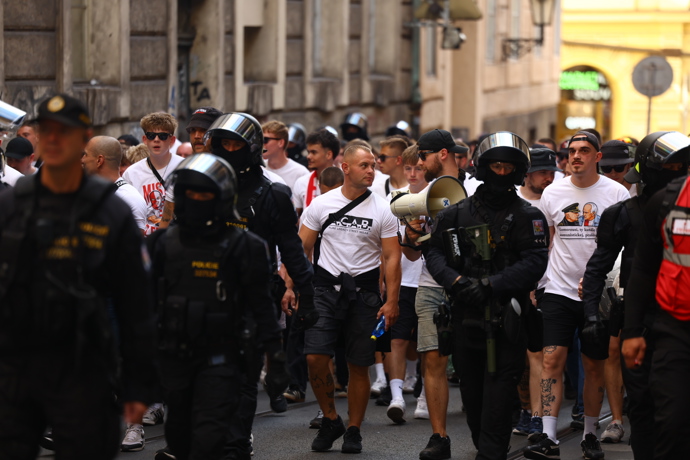 FOTO: Dav doprovázelo více než 100 policajtů. – stránka 22