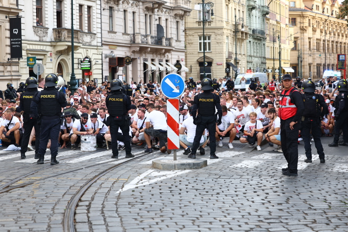FOTO: Dále se dav vydal skrz Křížovnickou ulici. – stránka 21