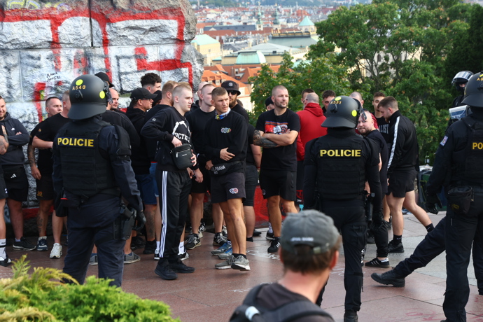 FOTO: V květnu totiž došlo ke konfliktu mezi fanoušky Sparty a Slavie. – stránka 15