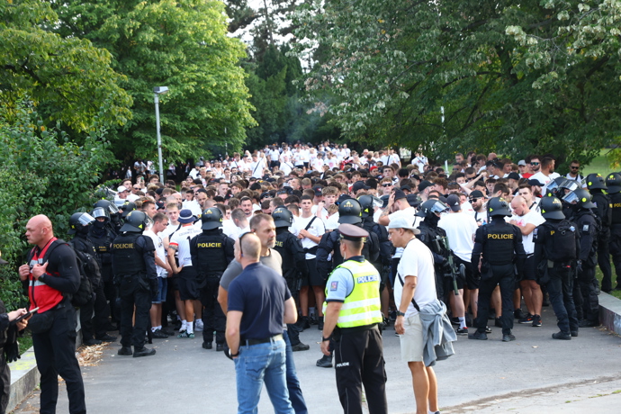 FOTO: Dále se vydali cestou směrem k Letenskému stadionu. – stránka 13