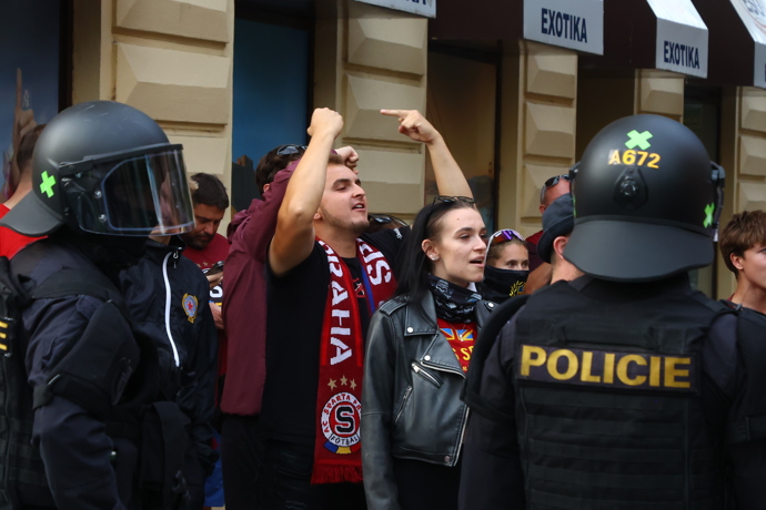 FOTO: Fanouškům nechyběly ani červenobílé šály. – stránka 6