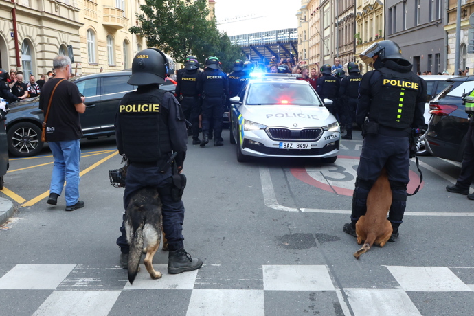 FOTO: Na scéně byli i policajti se psy. – stránka 4