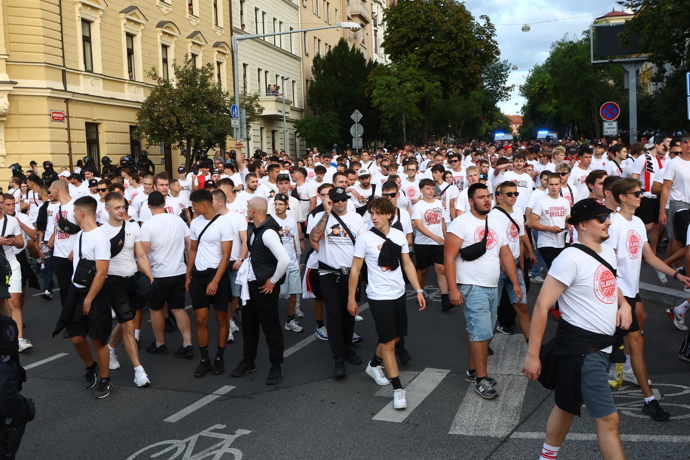 FOTO: Velký zástup fanoušků Slavie se vydal pražskými ulicemi. – stránka 2