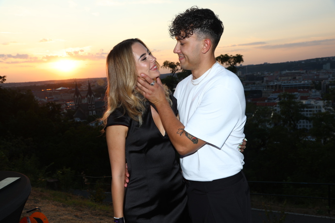 FOTO: Dominik Kuchta vypadá vedle Laury Petríkové velmi šťastně. – stránka 14