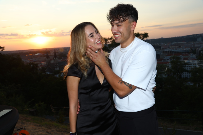 FOTO: Laura Petríková a Dominik Kuchta září štěstím. – stránka 13
