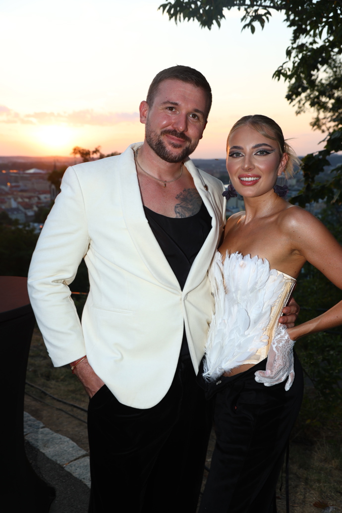 FOTO: Zamilovaný pár Aneta Šimečková a Jiří Pikrt. – stránka 1
