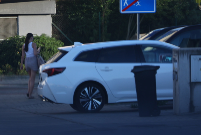 FOTO: Lela Ceterová dostala nové auto. – stránka 10
